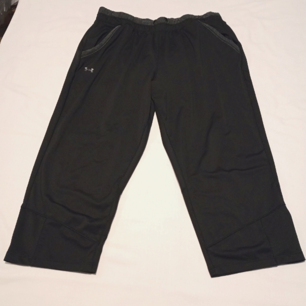 Under Amour Women's Size M Capri Pants Joggers Black Pockets Elastic Logo EUC